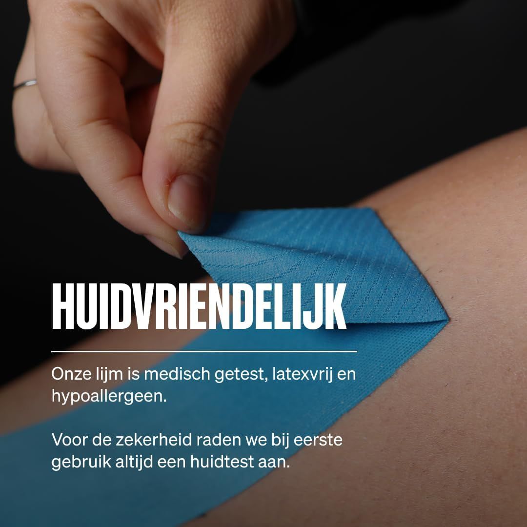 Blauwe kinesiologie tape op een knie in de regen. Blijft tot 5 dagen zitten, waterbestendig.