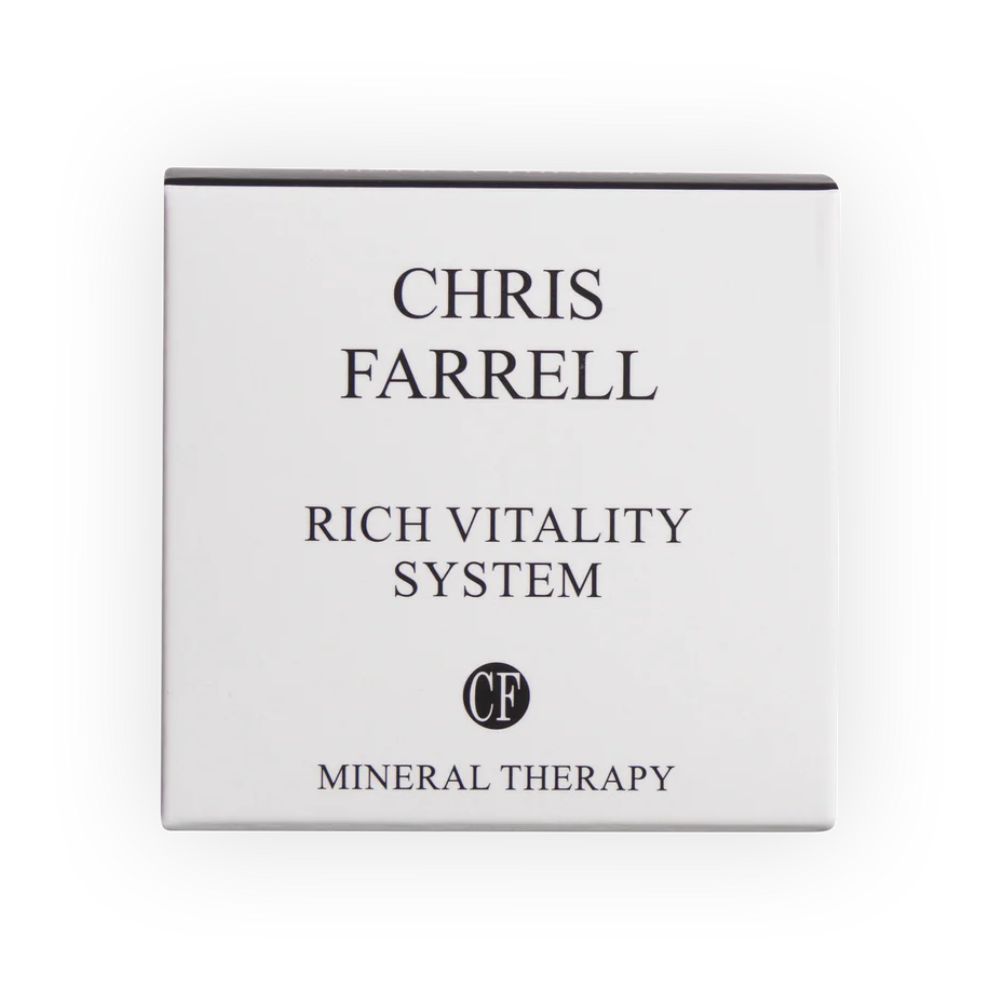 Witte vierkante verpakking. Zwarte tekst: CHRIS FARRELL, RICH VITALITY SYSTEM, CF-logo, MINERAL THERAPY. Zwarte rand.