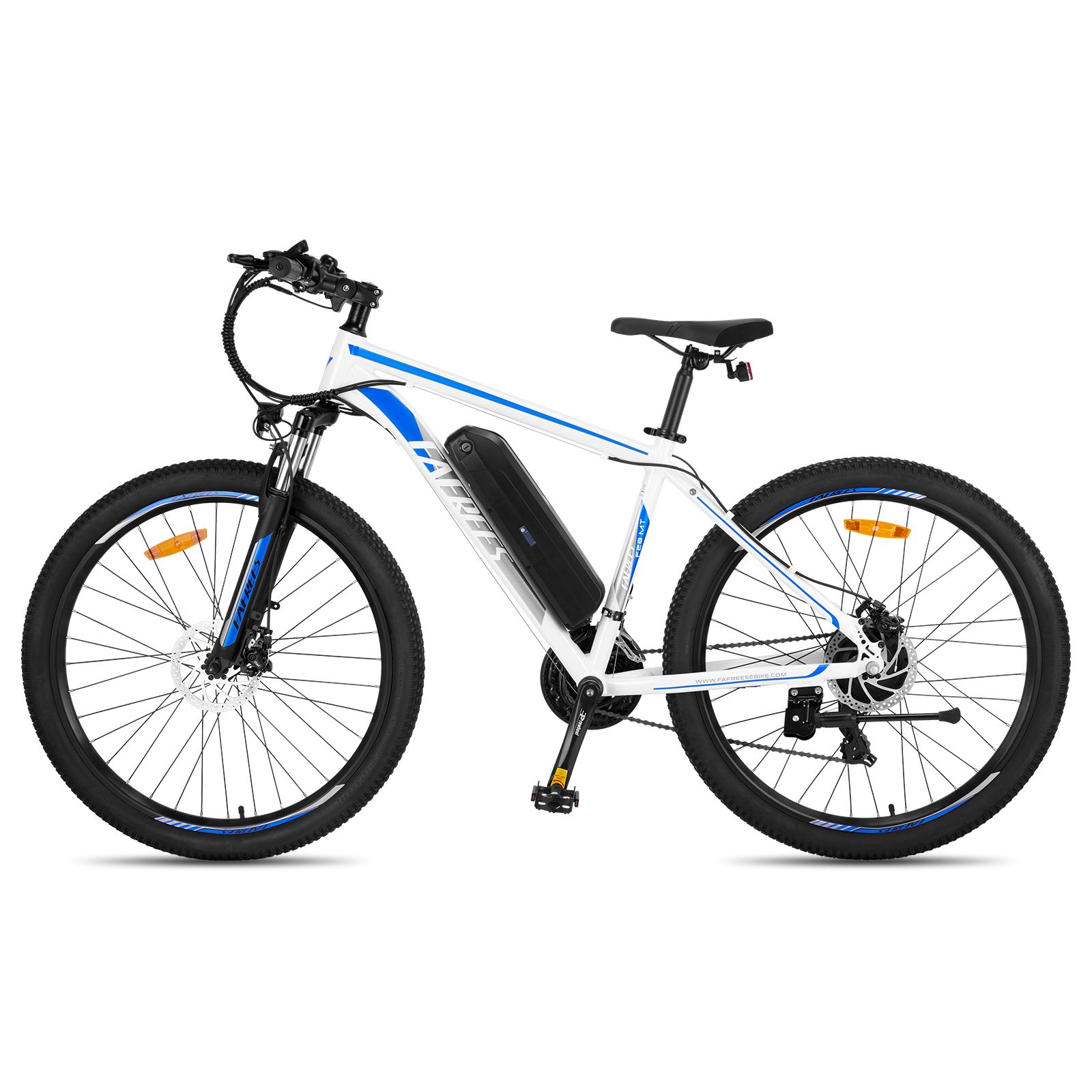VTT électrique blanc avec accents bleus. Pneus, selle et guidon noirs. Batterie sur le cadre.