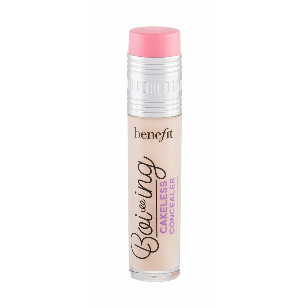 Tube de correcteur avec bouchon rose. Bouchon argenté. Nom et désignation du produit en noir et violet.