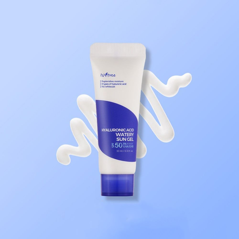 Tube blanche et bleue avec goutte de crème solaire. Inscription: Hyaluronic Acid Watery Sun Gel SPF 50+.
