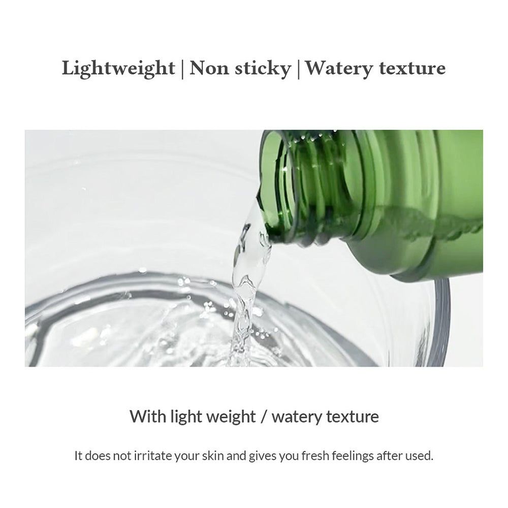 Un sérum léger, non collant et aqueux est versé d'une bouteille verte dans un verre.