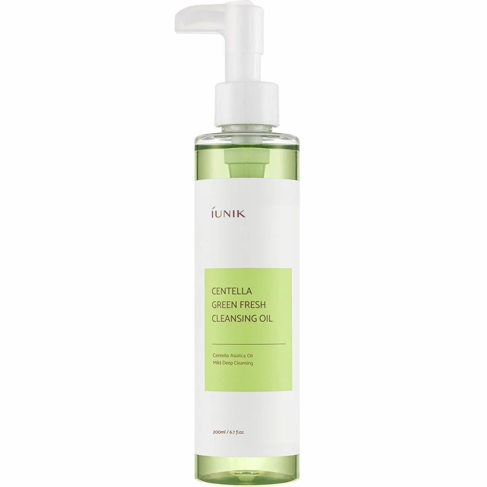 Transparante fles met groene vloeistof en witte pomp. Opschrift: iUNIK Centella Green Fresh Cleansing Oil.