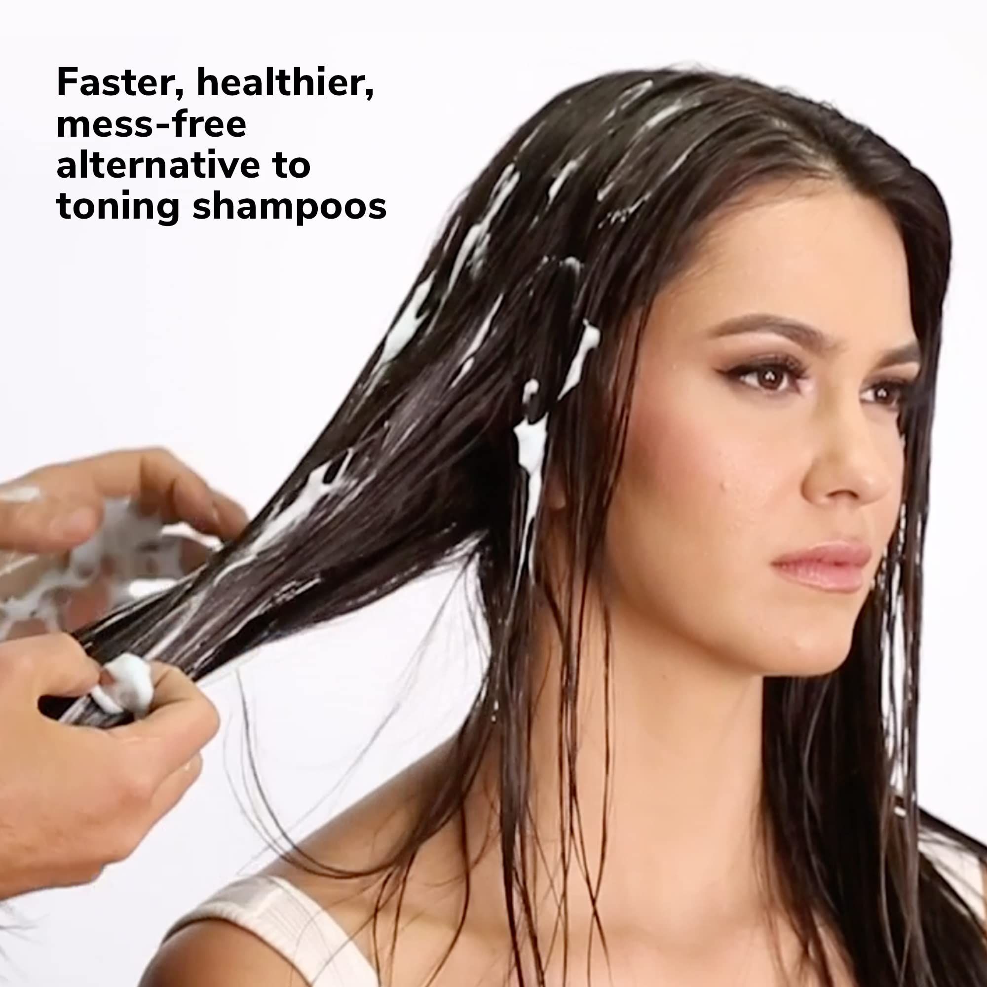 Personne avec les cheveux mouillés. Mains appliquant de la mousse bleu clair. Texte: Alternative aux shampooings tonifiants.