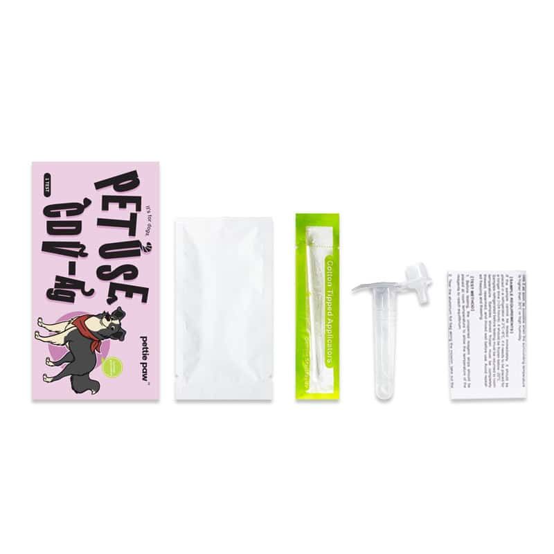 Testkit componenten: zakje, swab, buisje, instructies. Opschrift: PETuse CDV-ag. Verpakking: roze doos met hond.