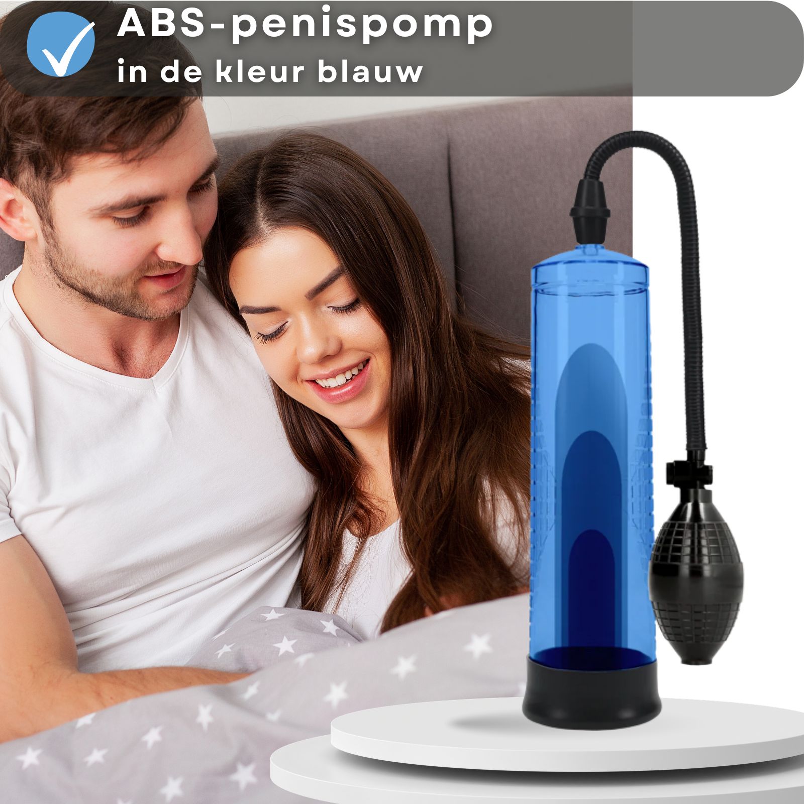 Afbeelding met tekst: ABS-penispomp, blauw. Paar in bed.