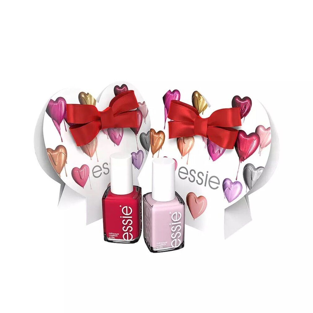 Deux vernis à ongles dans un coffret cadeau. Flacons rouge et rose devant des décors en forme de cœur avec des nœuds et des ballons. Marque : essie.