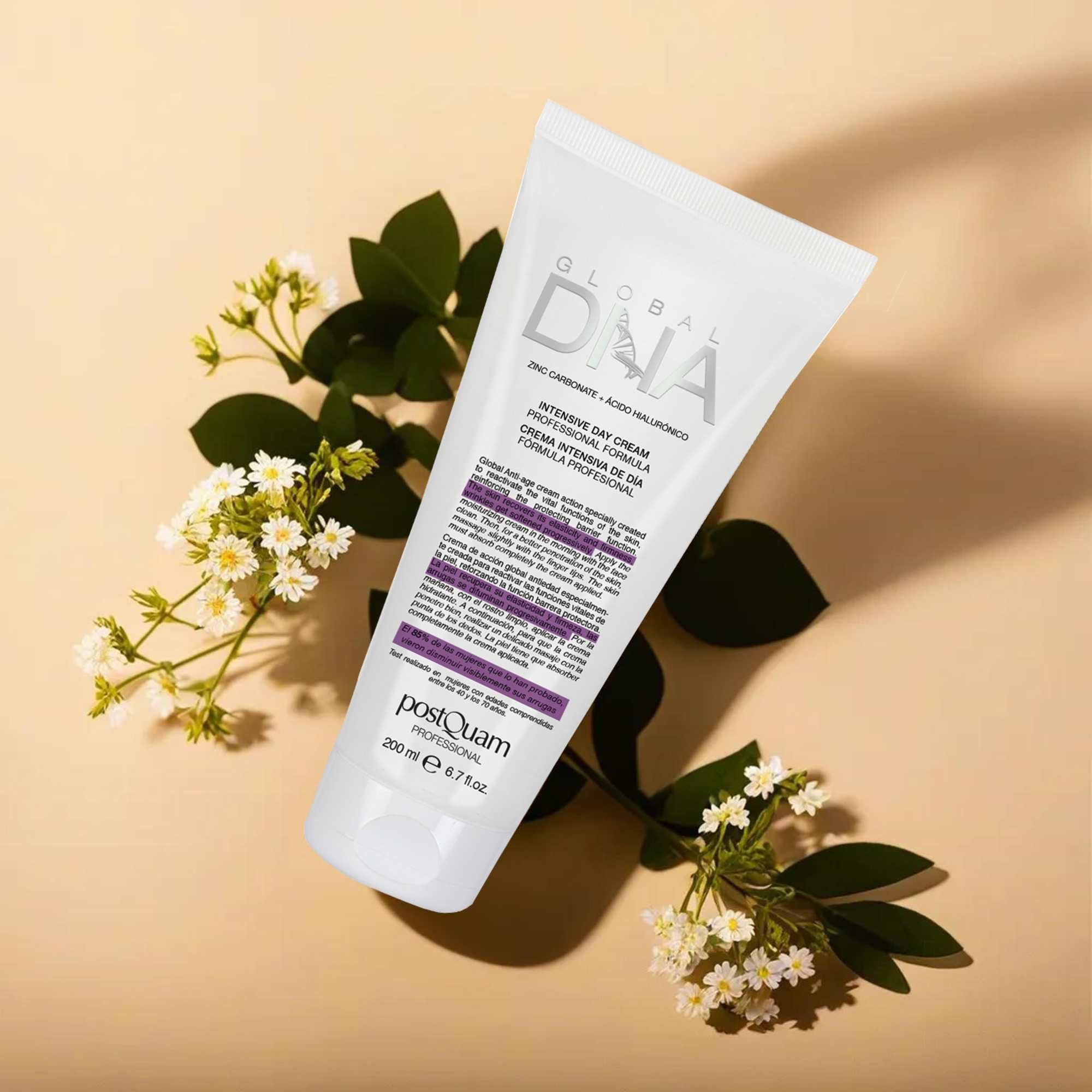 Witte tube met tekst, omringd door bloemen en bladeren. Opschrift: Global DNA, Intensive Day Cream. Merk: Postquam. Volume: 200 ml.