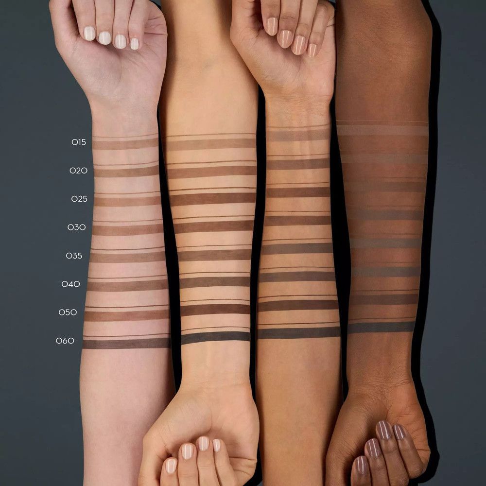 Bras avec différentes couleurs de crayon à sourcils. Numéros de couleurs : 015, 020, 025, 030, 035, 040, 050, 060.