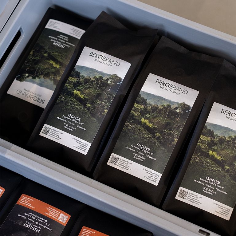 Plusieurs sachets noirs BERGBRAND dans une boîte.