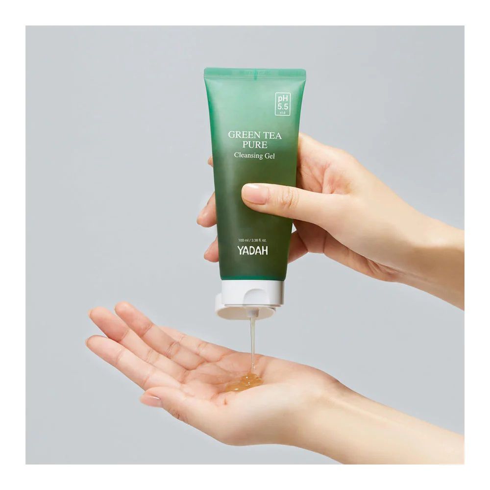 Gel vert en tube, tenu par une main. Le gel est pressé dans l'autre main. Inscription : Green Tea Pure Cleansing Gel, YADAH.