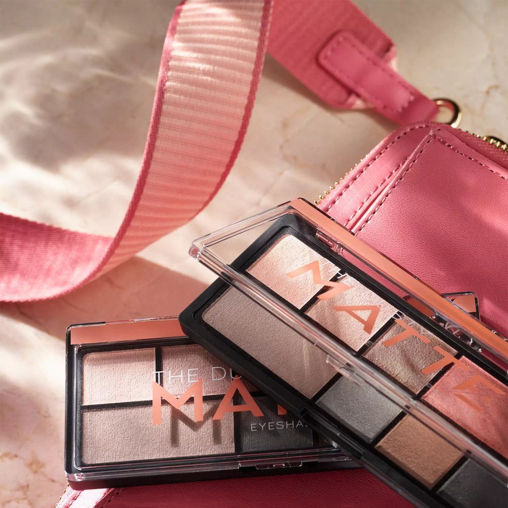 Deux palettes de fards à paupières. Cadre noir, couvercle transparent. Texte : MATTE. Fond : sac et sangle roses.