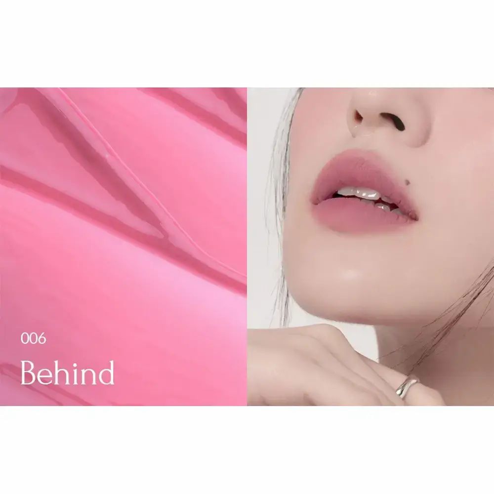Lippen met roze lippenstift. Tekst: 006 Behind. Daarnaast een glanzend roze vlak.