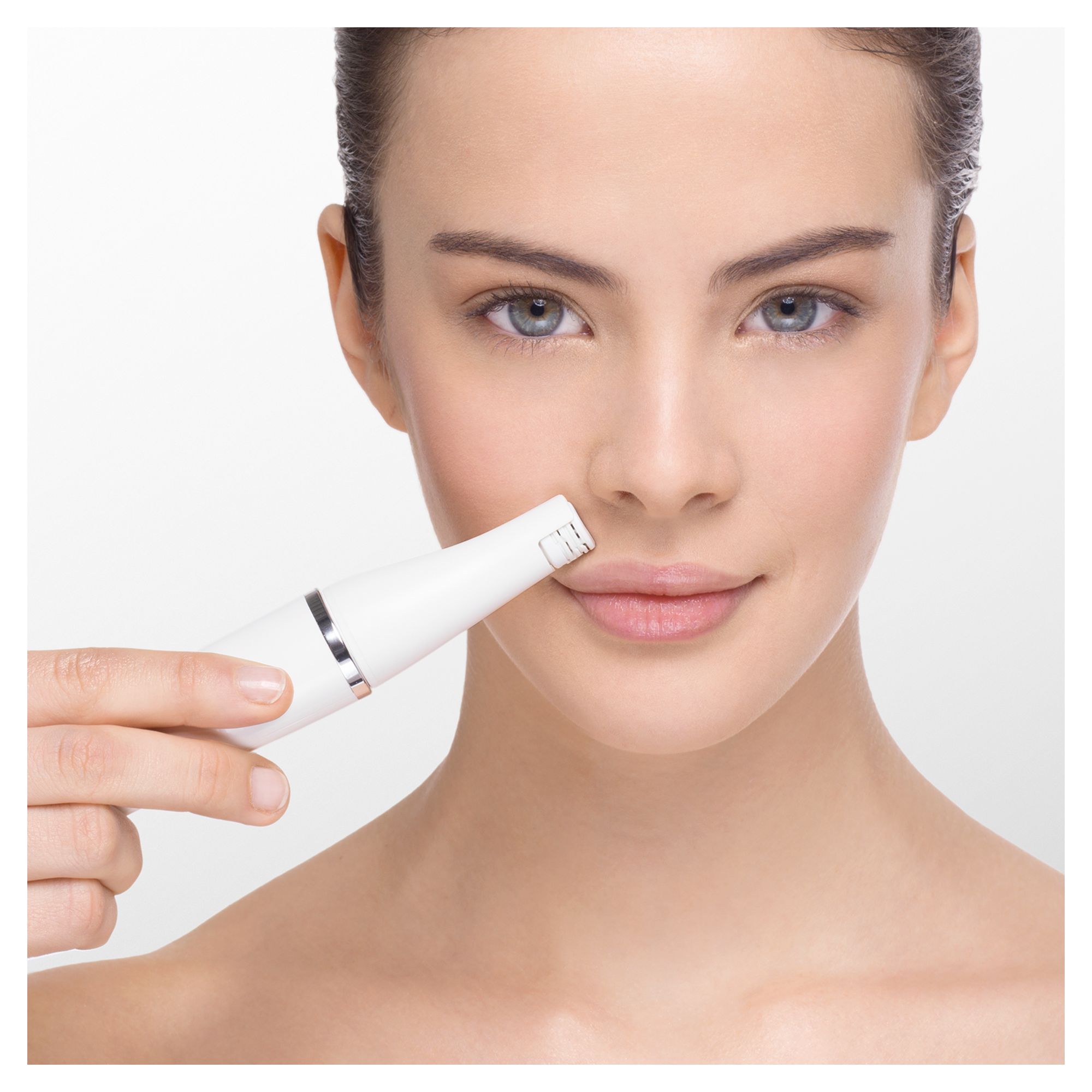Femme utilisant l'épilateur Braun FaceSpa sur la lèvre supérieure.