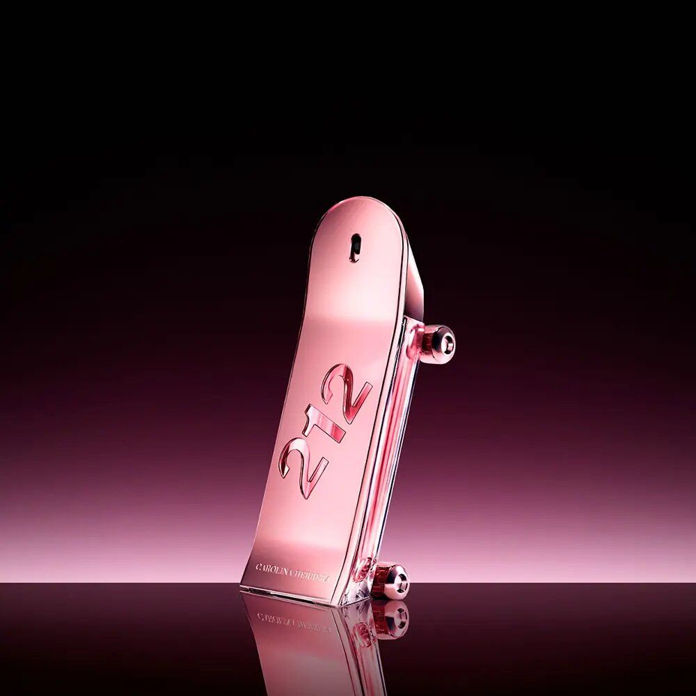 Roze fles in skateboardvorm. Opschrift "212". Metalen wielen. Reflecterende achtergrond.