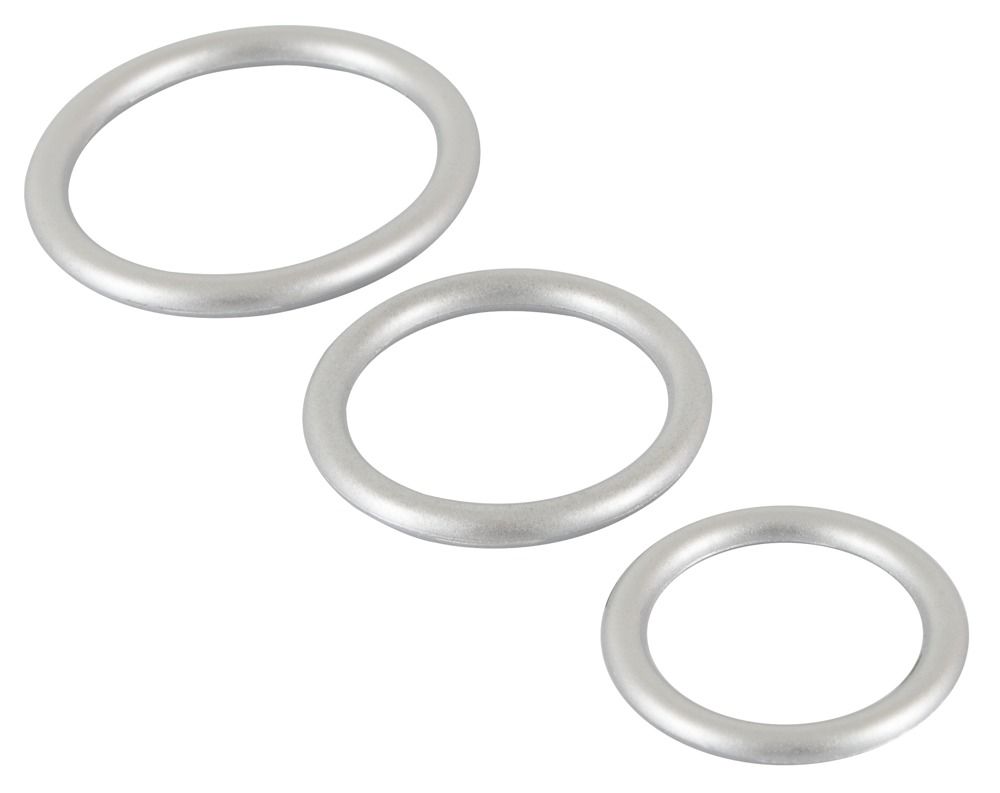 Trois anneaux de pénis argentés métalliques en silicone flexible, de tailles différentes.