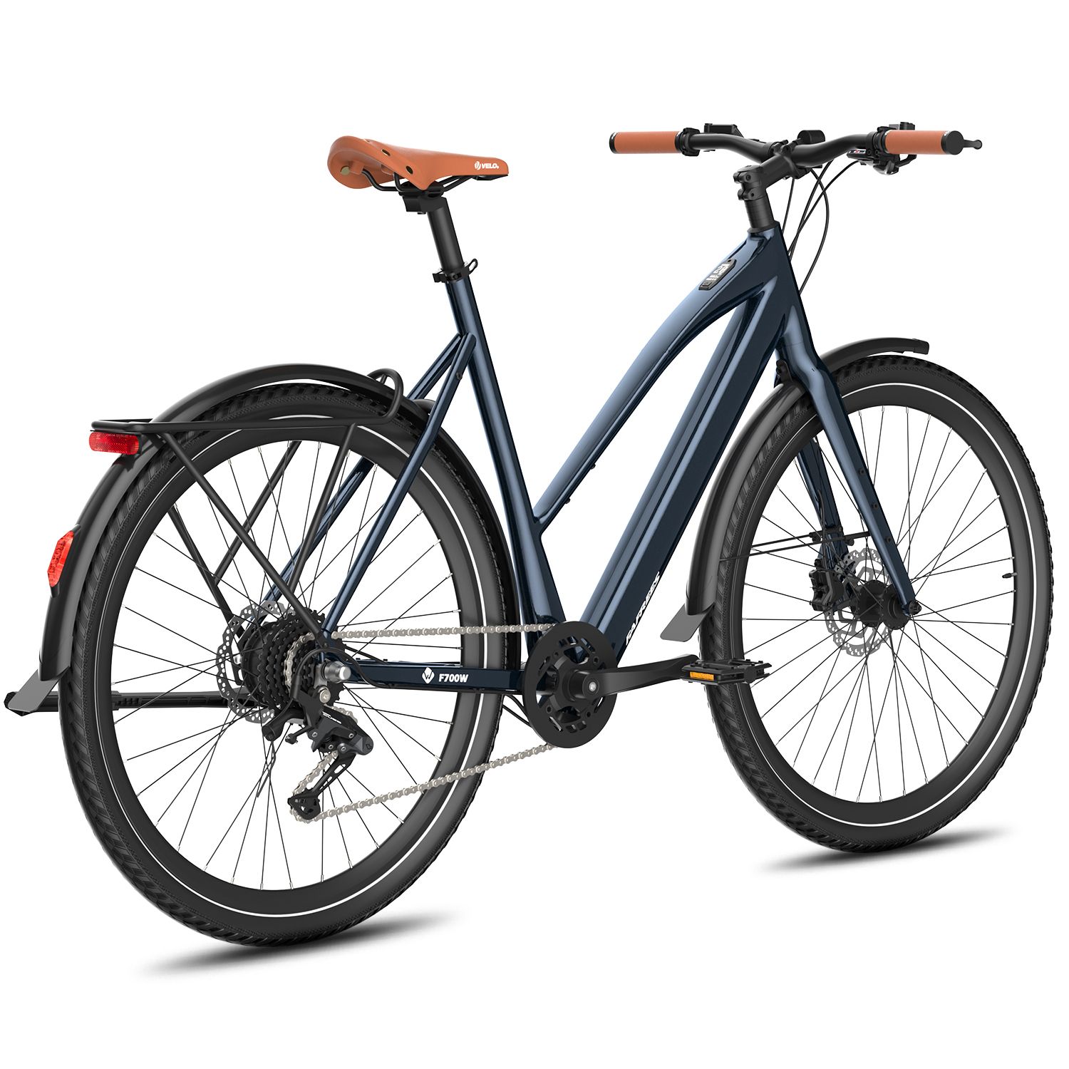 Vélo électrique bleu foncé avec selle et poignées marron. Garde-boue, porte-bagages et freins à disque. Pneus à bord blanc.