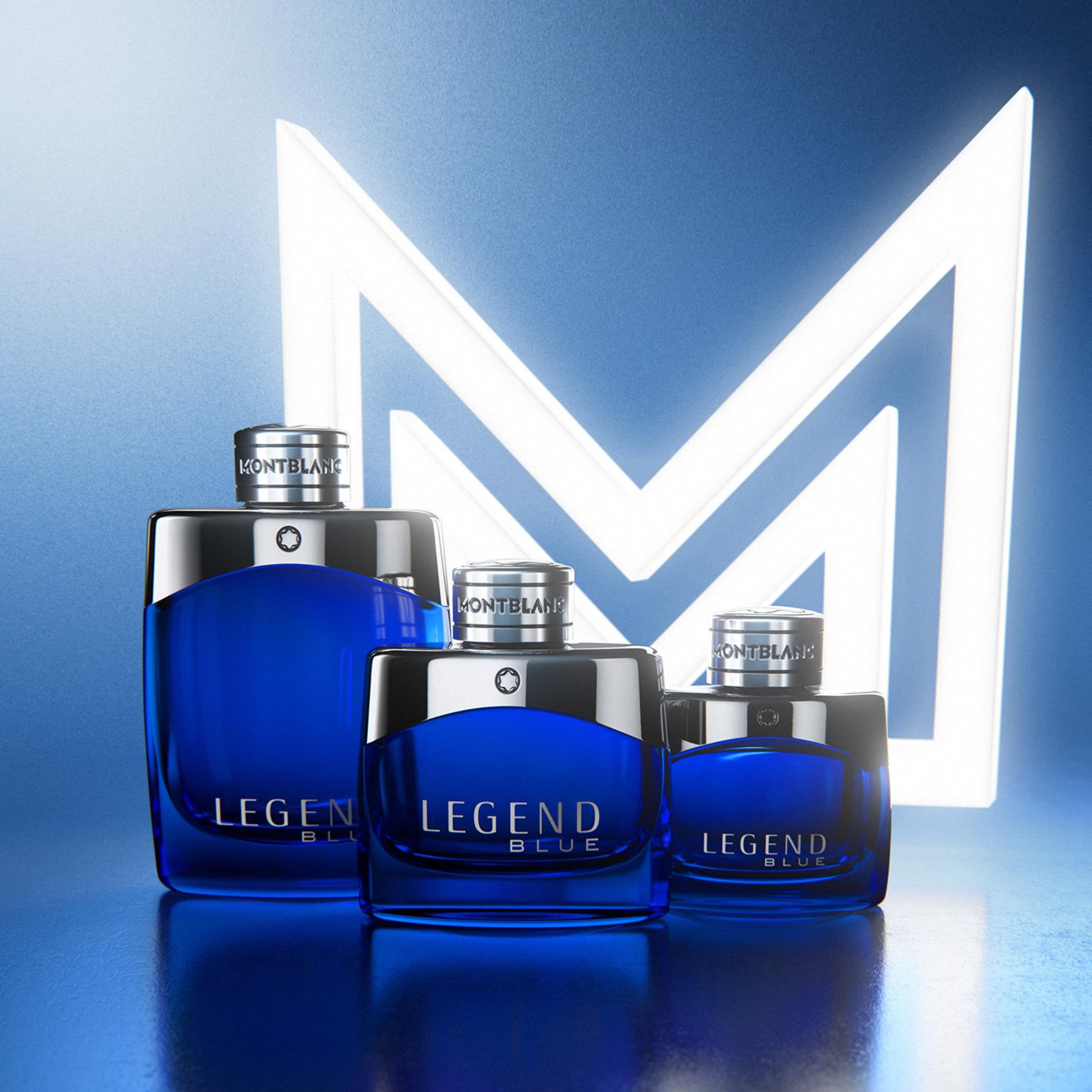 Drie blauwe Montblanc Legend Blue EdP-flacons. Zilveren doppen. Achtergrond met wit logo.