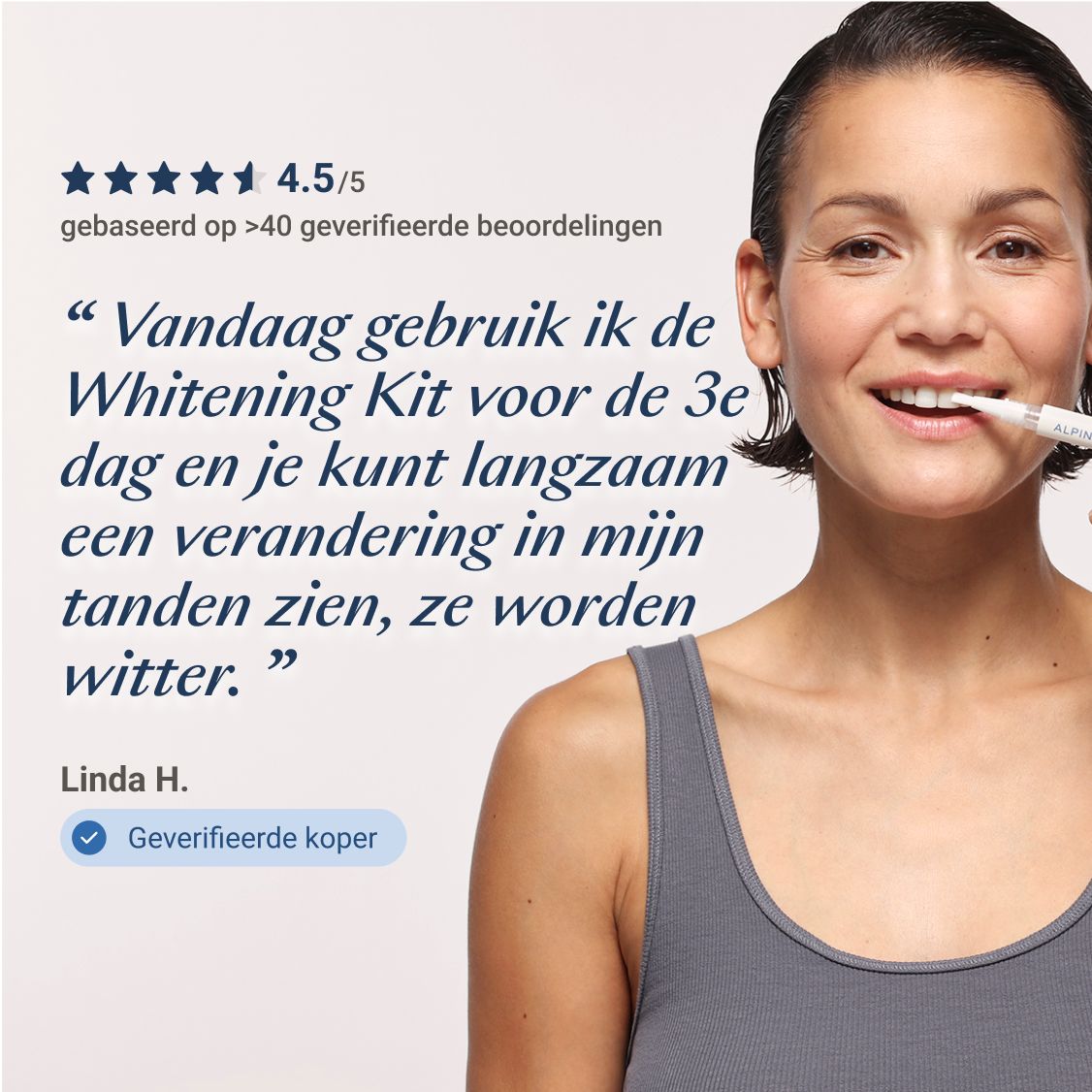 Vrouw met wittere tanden. Tekst: Klantenbeoordeling. Tekst: Whitening Kit. Blauwe vink.