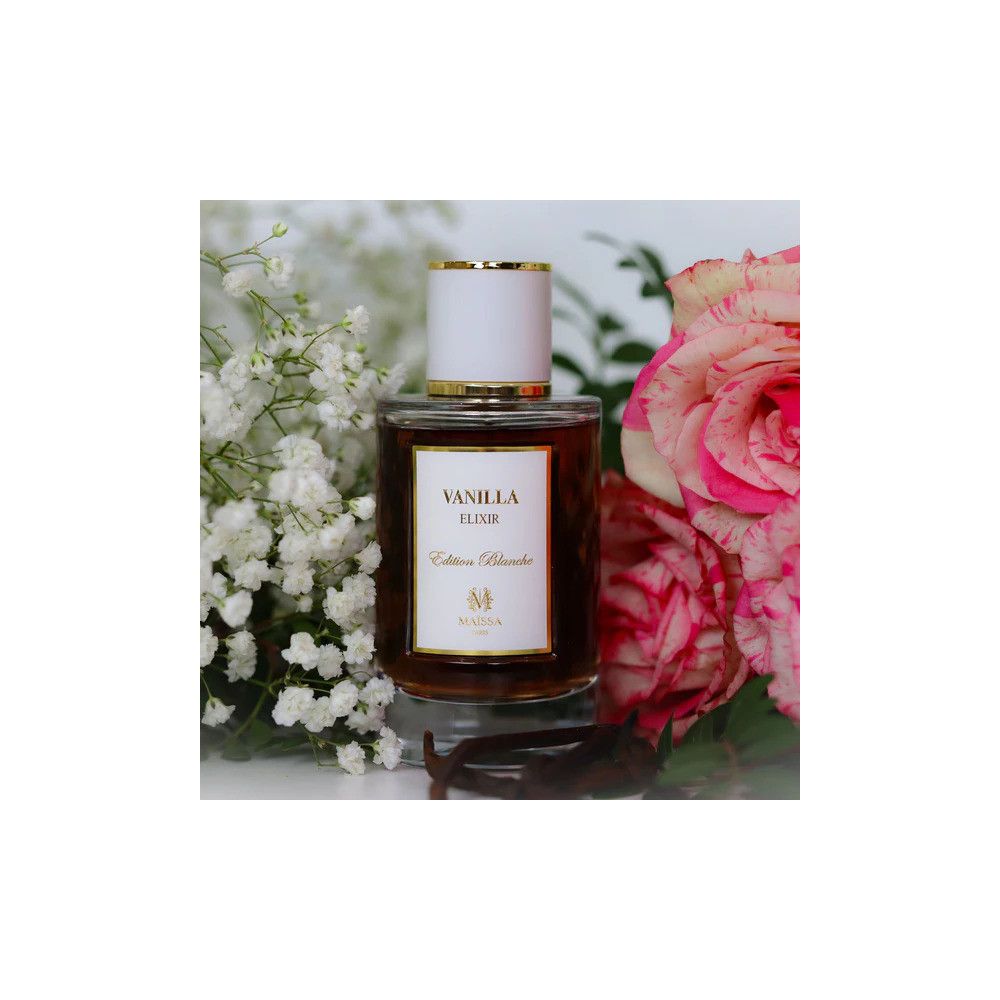 Parfumfles met witte dop en gouden rand. Opschrift: Vanilla Elixir. Omringd door bloemen en rozen.