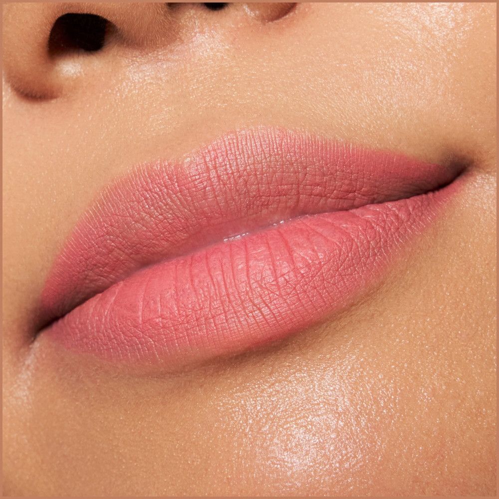 Close-up van lippen opgemaakt met roze lippenstift. Gladde textuur.