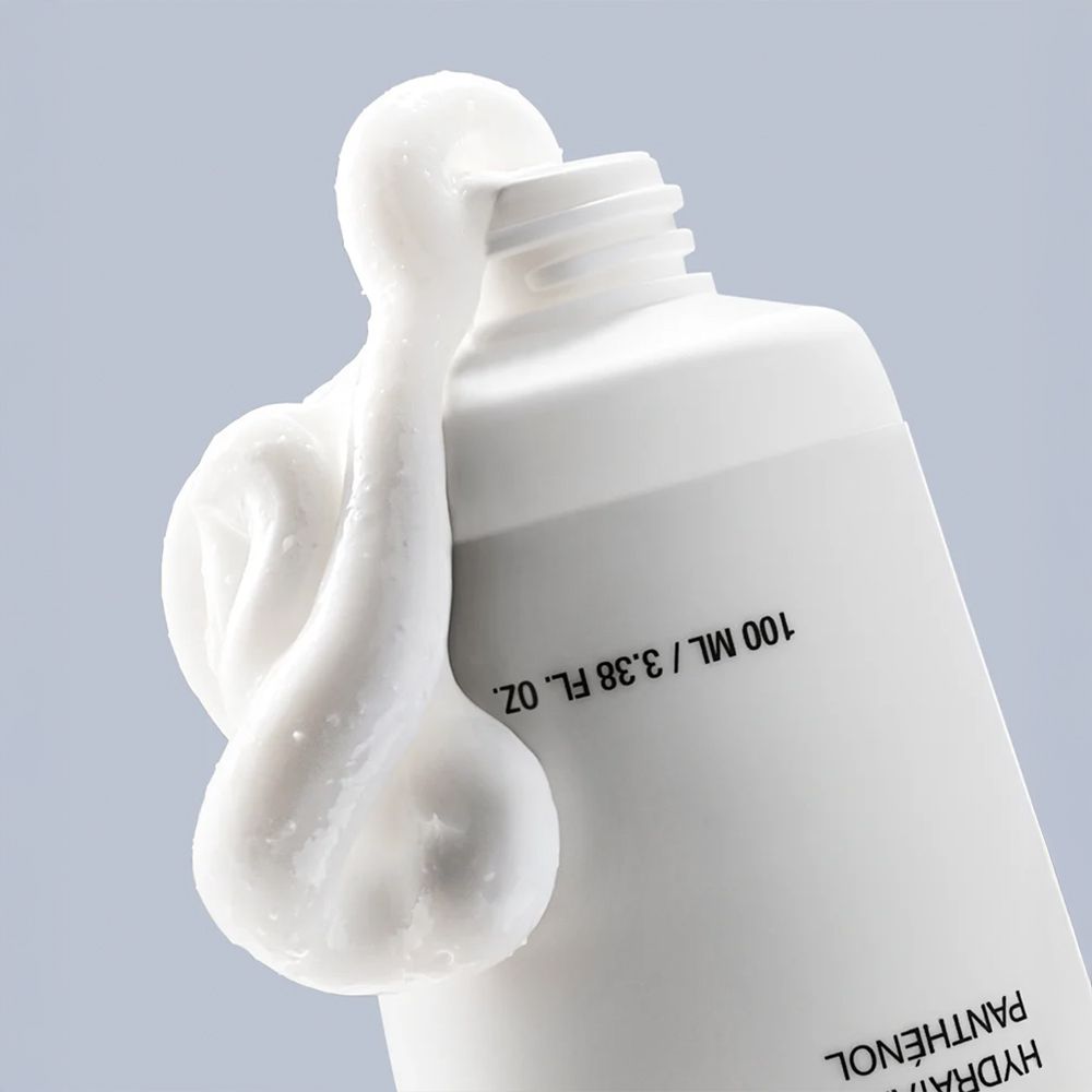 Witte tube met Anua 3+ Ceramide Panthenol vochtinbrengende crème. Crème stroomt uit de opening.