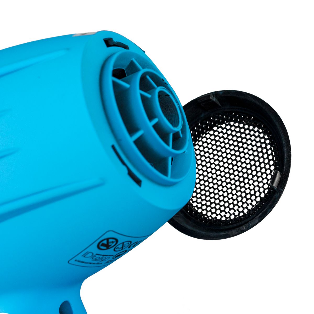 Gros plan sur la tête bleue du sèche-cheveux. Grille noire amovible.