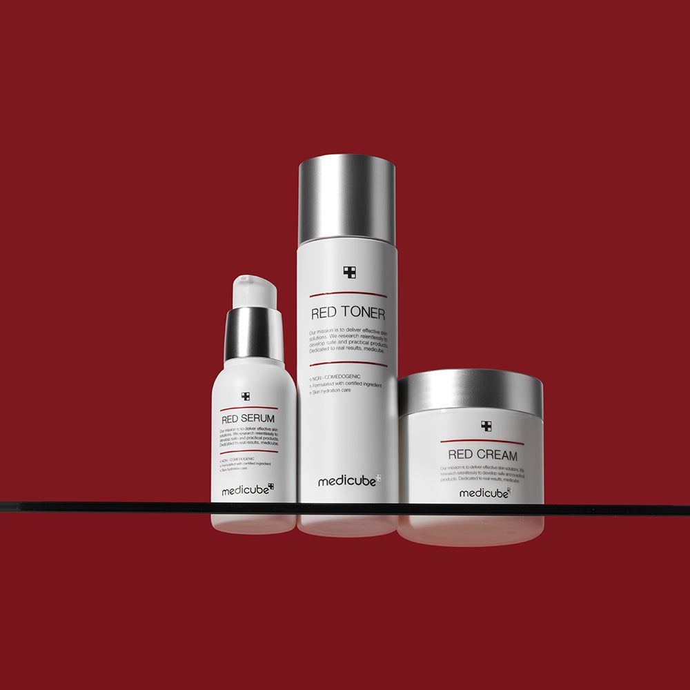 Trois contenants blancs, bouchons argentés. Inscriptions: RED SERUM, RED TONER, RED CREAM. Logo: medicube.