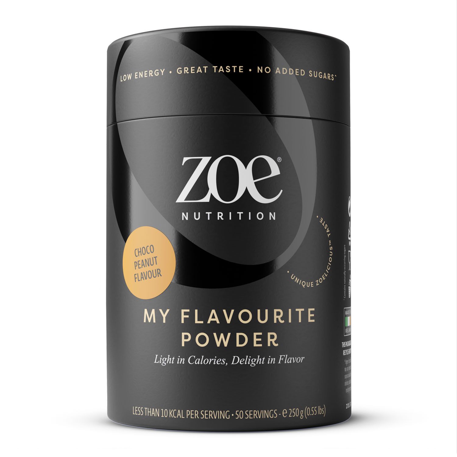 Zwarte pot met "zoe NUTRITION" logo en "MY FLAVOURITE POWDER". Opschrift: "Choco Peanut Flavour". Bevat 50 porties. Weinig calorieën.