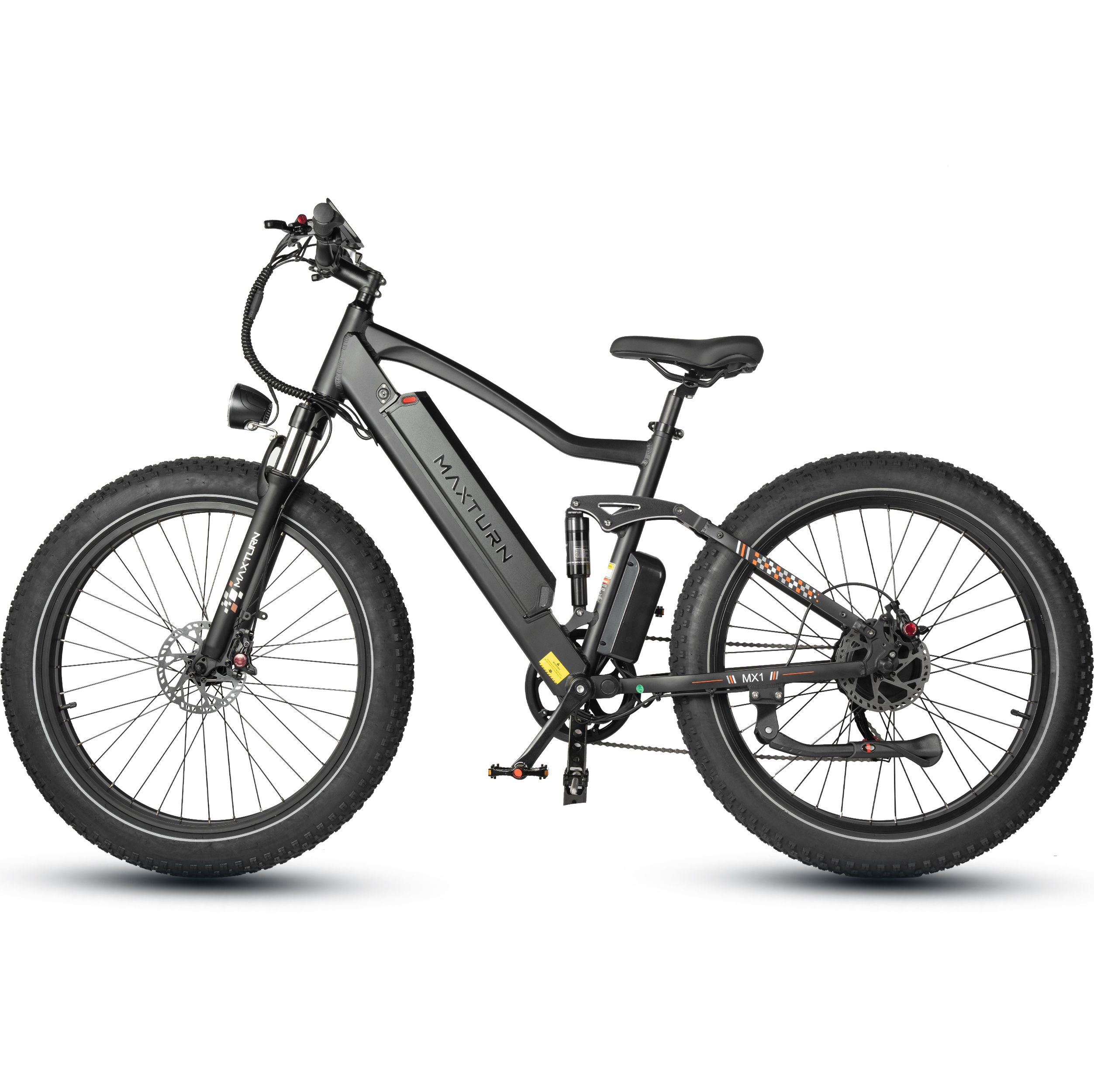 Zwarte elektrische fiets met brede banden. MAXTURN-logo op frame. Koplamp en display zichtbaar.