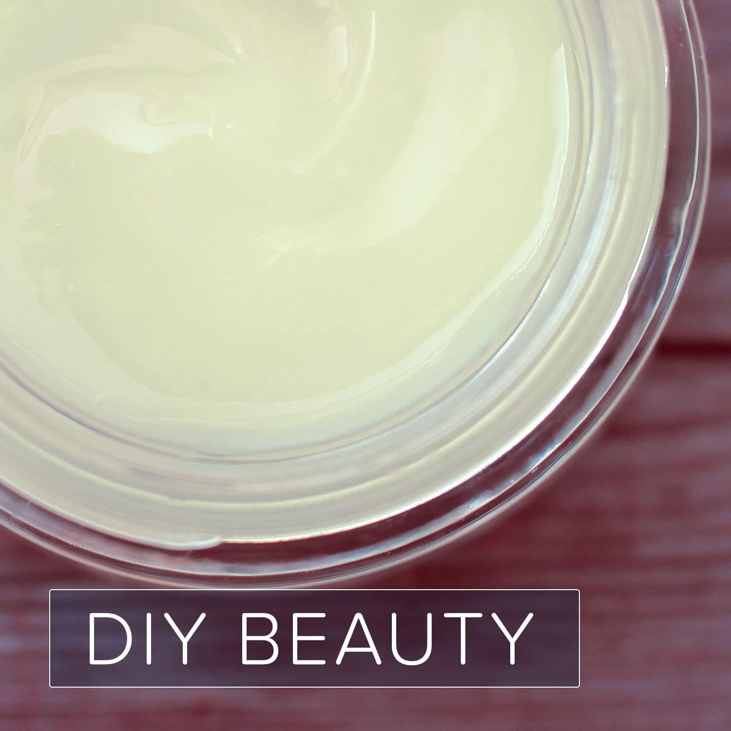 Close-up van een crème in een pot. De tekst "DIY BEAUTY" is zichtbaar.