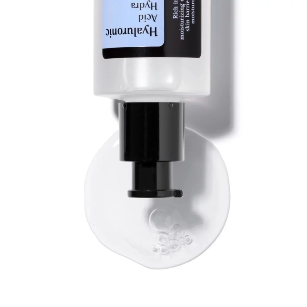 Druppel COSRX Hyaluronic Acid Hydra Power Essence uit de pomp.