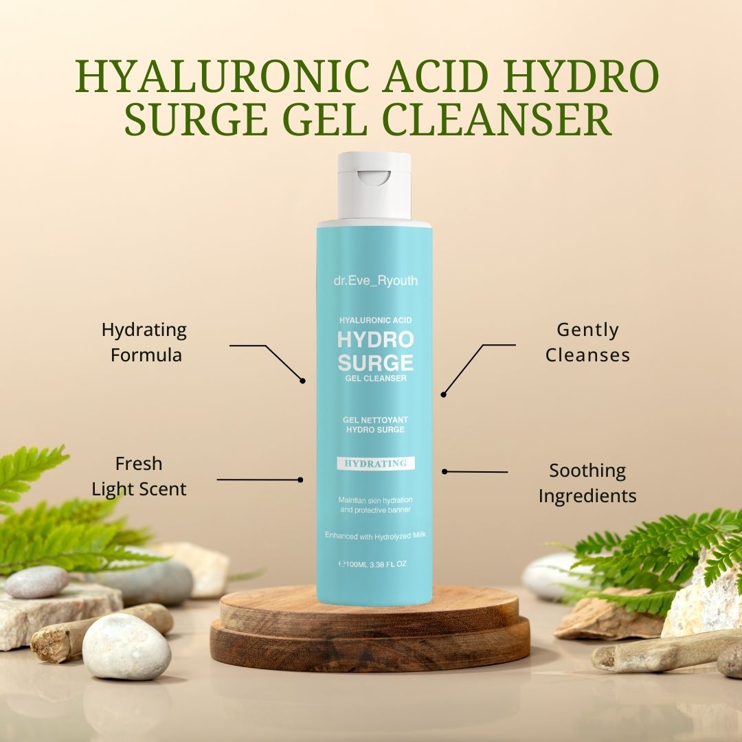Lichtblauwe Hydro Surge Gel nettoyant op houten sokkel. Opschrift: Hydro Surge Gel Cleanser, Hydrating. Tekst: Hydrating Formula, Fresh Light Scent.