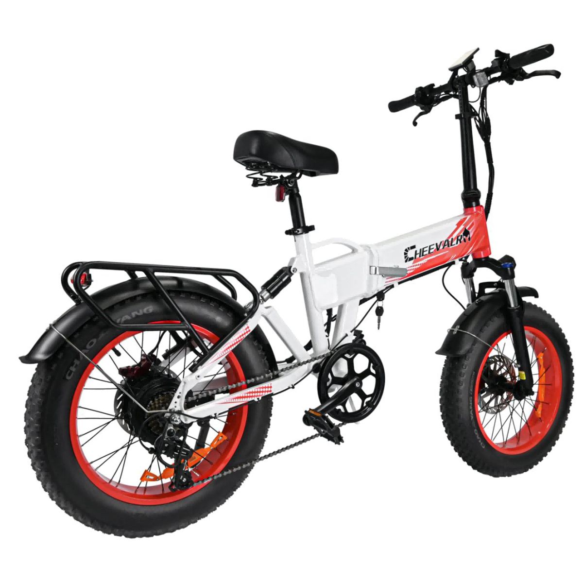 Vélo électrique blanc et rouge. Roues rouges, pneus noirs. Selle noire. Porte-bagages arrière. Marque Cheevalry.