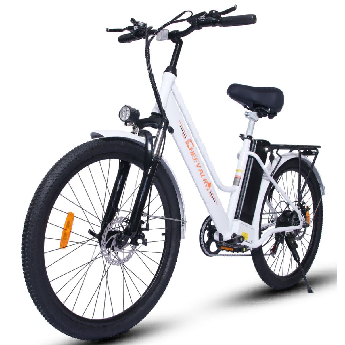 Witte elektrische fiets met zwart frame, koplamp en bagagedrager. Merk Cheevalry.