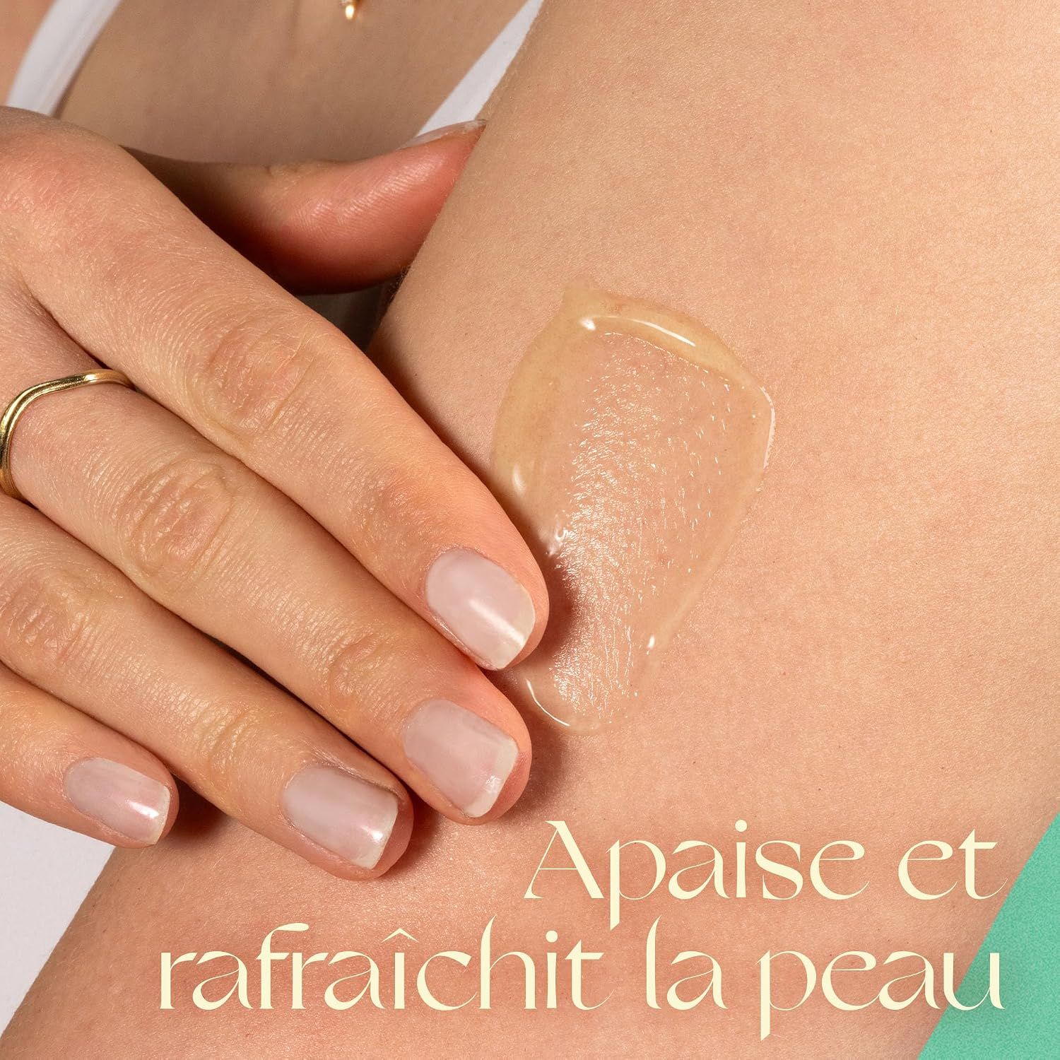 Une main applique une texture gel transparente sur la peau.