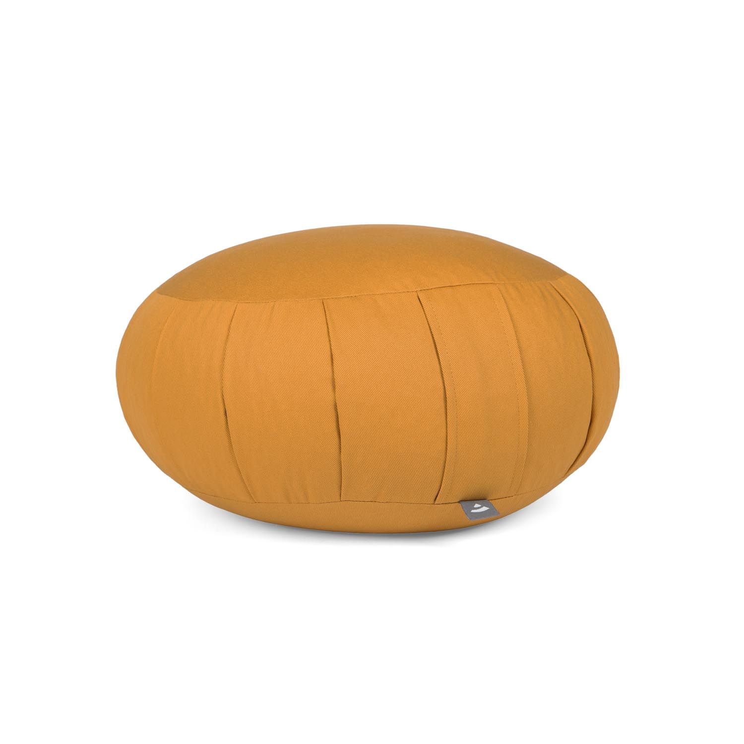 Rond meditatiekussen, mosterdkleurig. Stoffen hoes met verticale naden. Klein label aan de zijkant.