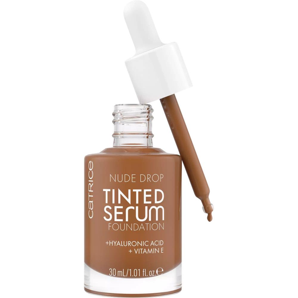 Flacon de fond de teint avec pipette. Pipette sortie du flacon. Inscription : Nude Drop Tinted Serum Foundation.