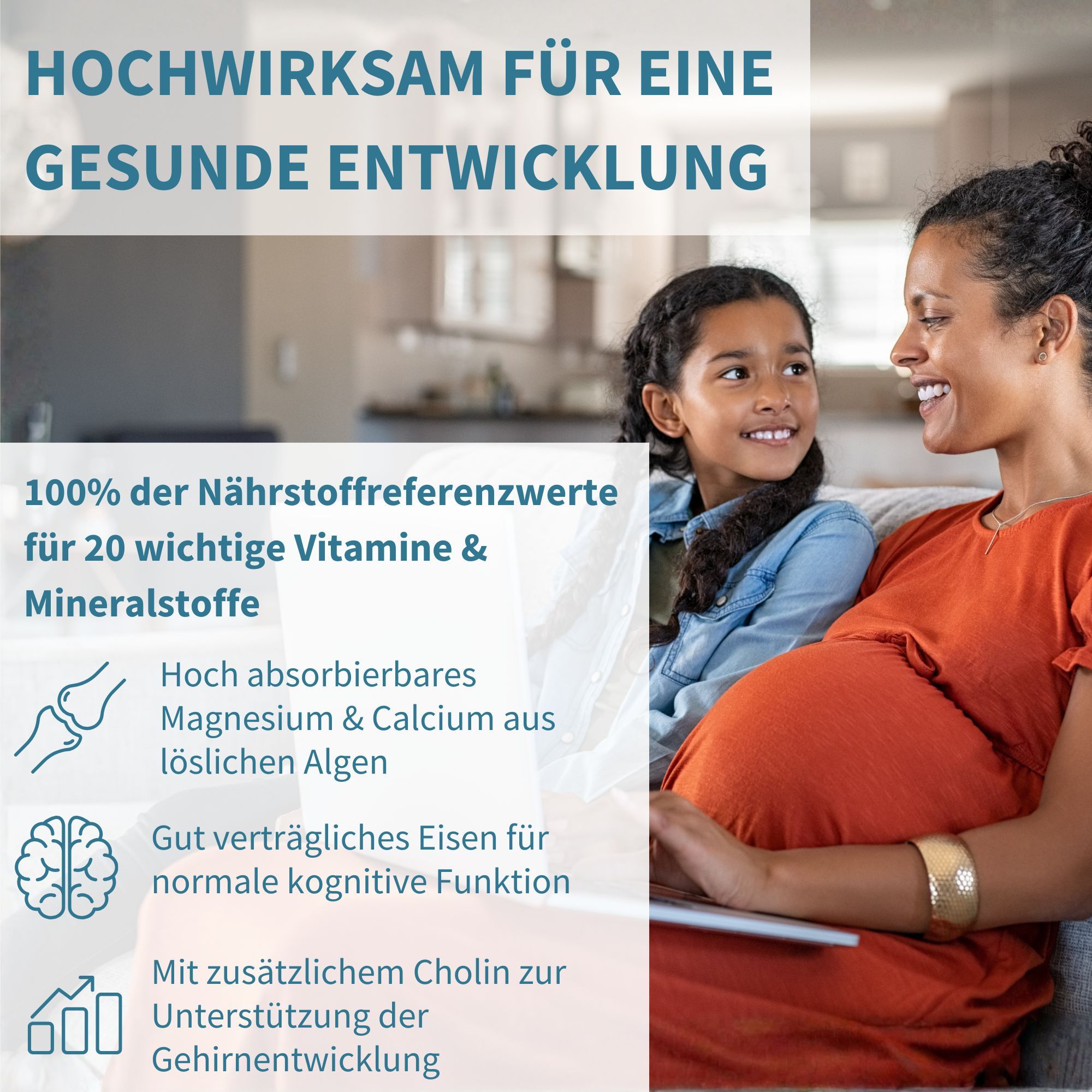 Femme enceinte et enfant assises sur un canapé, se souriant mutuellement. La femme tient son ventre.