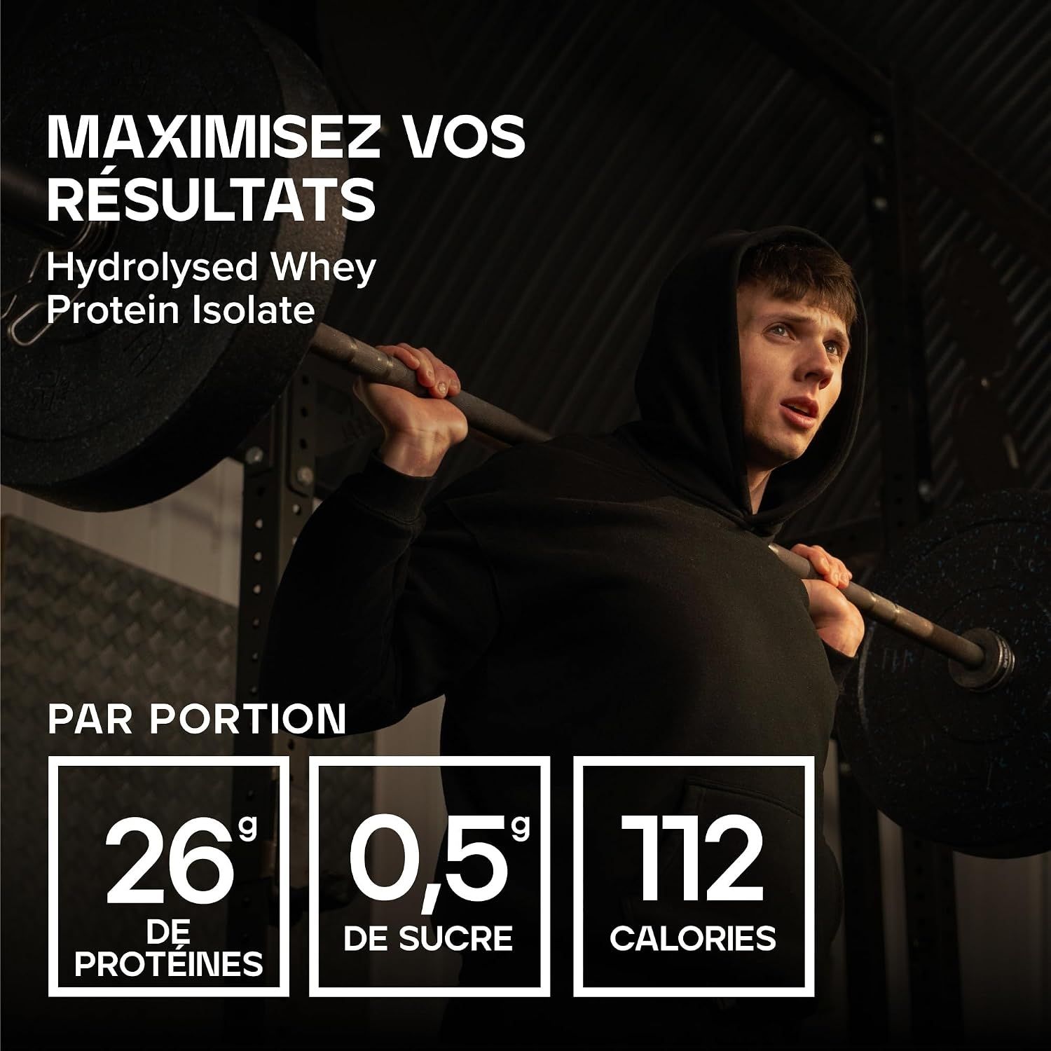 Homme soulevant une barre, "Hydrolysed Whey Protein Isolate" avec informations nutritionnelles : 26g de protéines, 0,5g de sucre, 112 calories par portion.