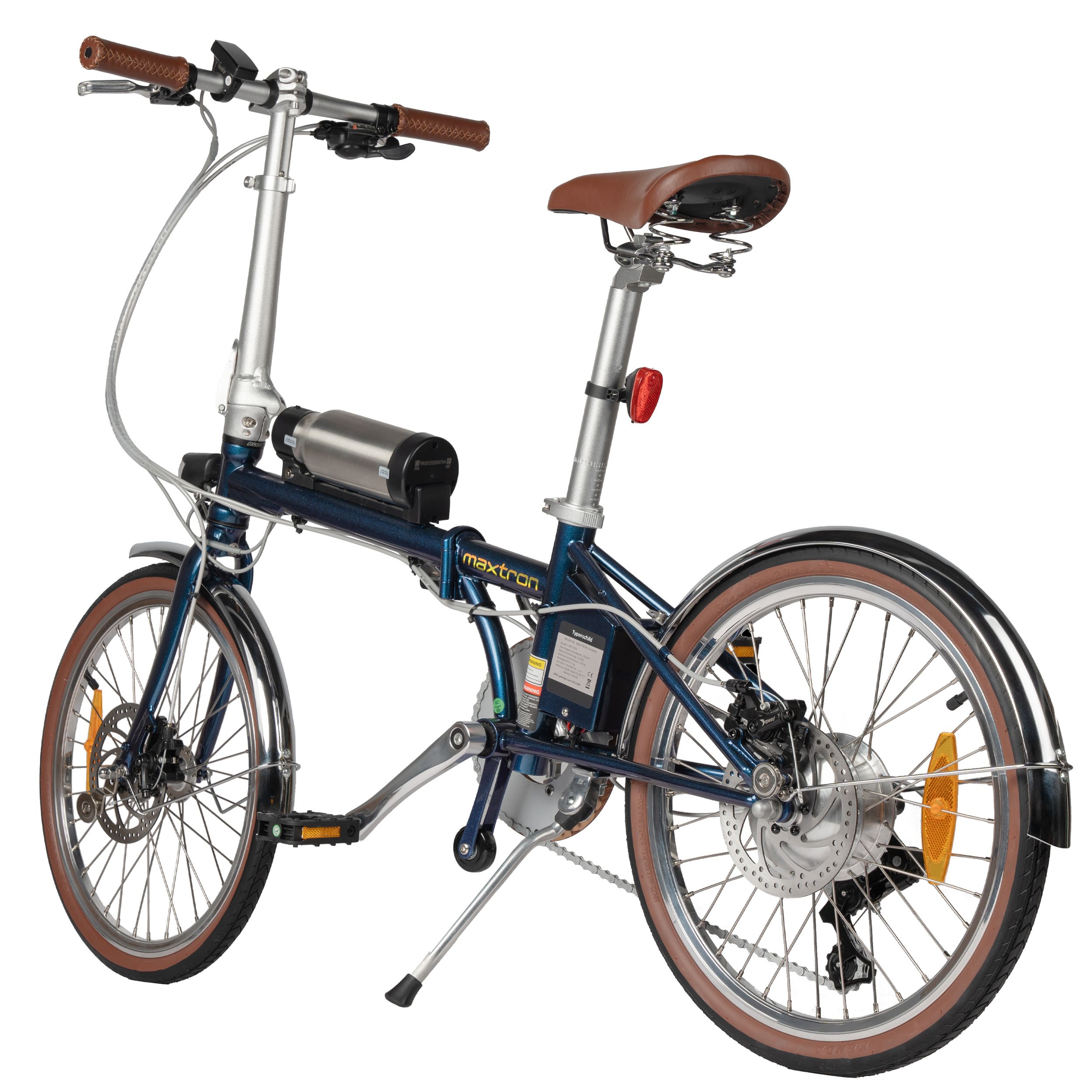 Vélo électrique bleu avec selle et pneus marron. Batterie argentée. Feu arrière et porte-bagages. Logo Maxtron.