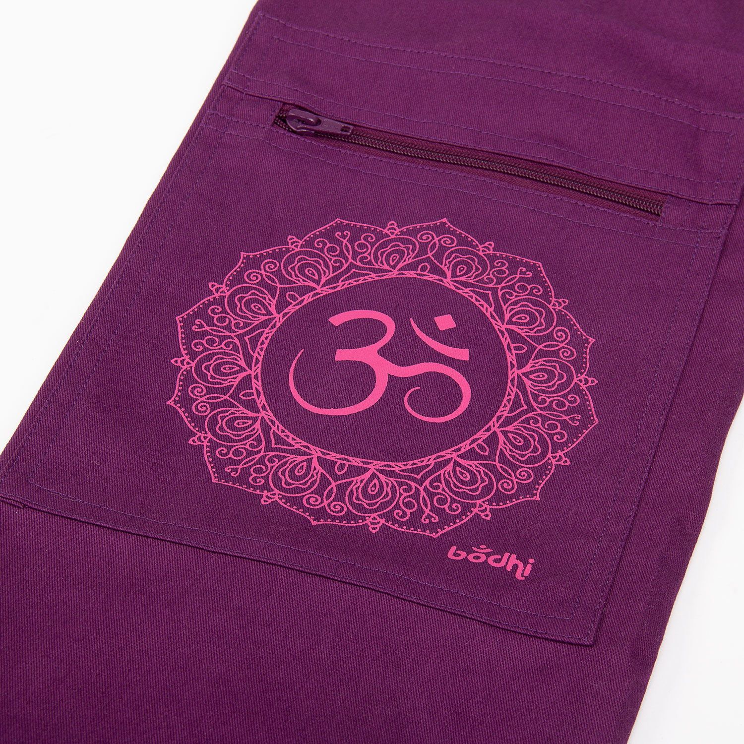 Vue détaillée: Sac violet en coton avec imprimé mandala OM et fermeture éclair.
