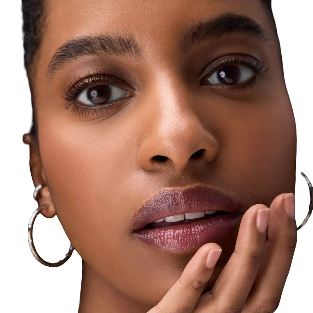 Vrouw met lipstick. Roze lippen. Close-up. Lichte huid. Zilveren oorbellen.