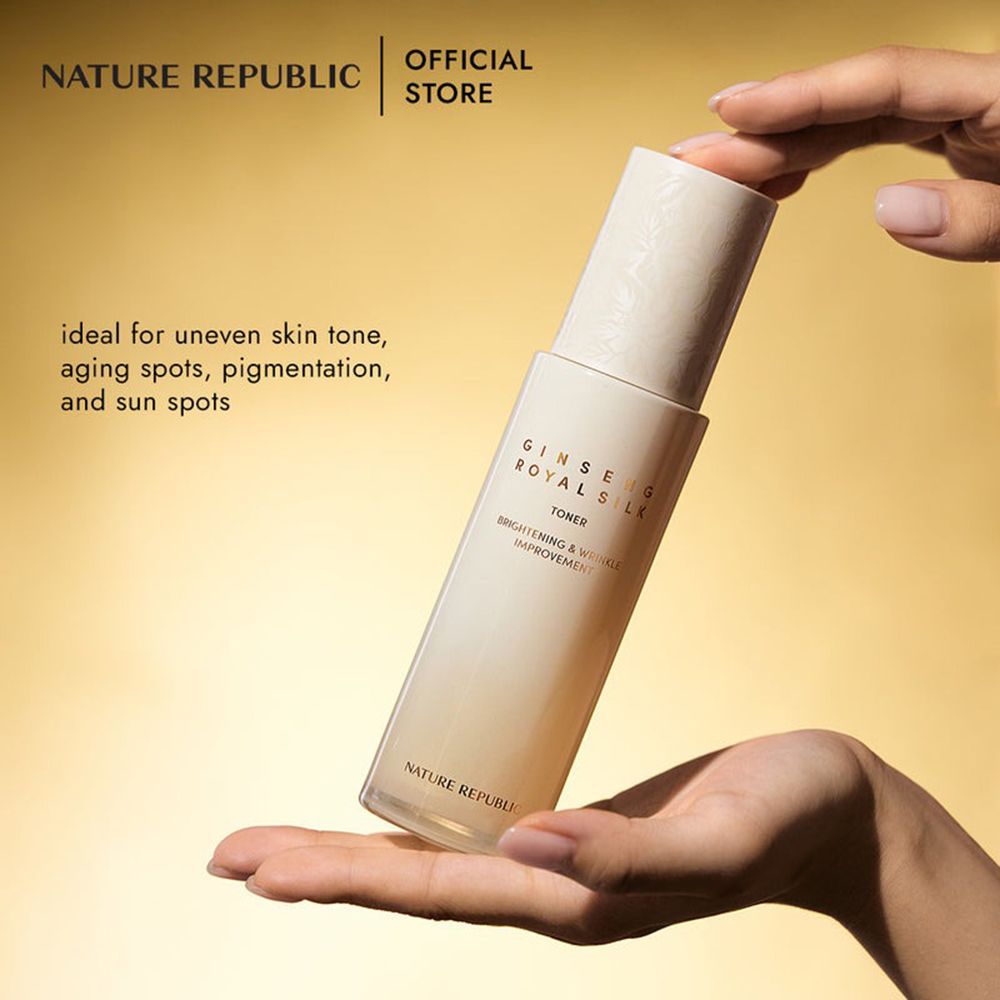 Flacon beige dans les mains, fond doré. Texte: Ginseng Royal Silk Toner. Idéal pour le teint inégal.