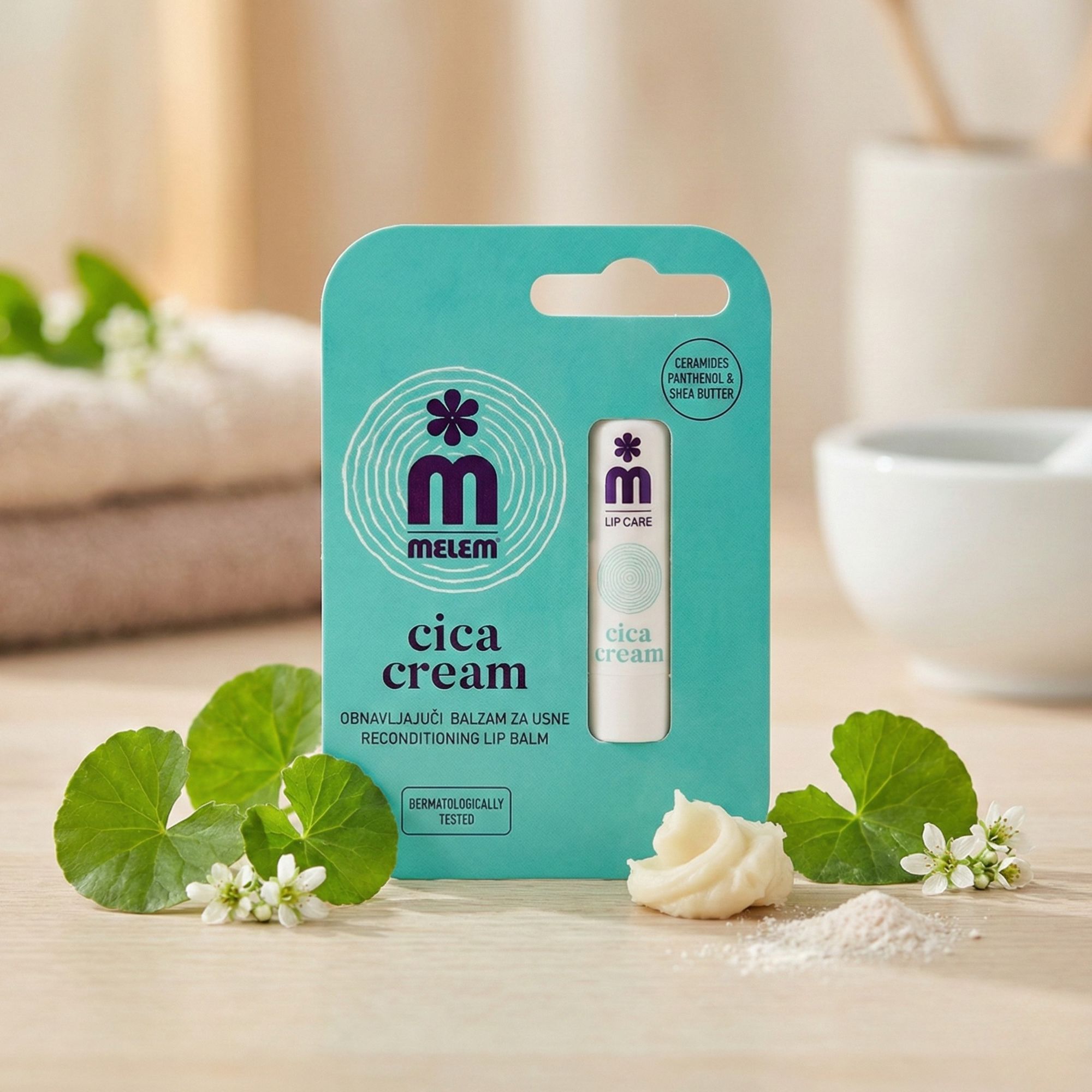 Melem Cica Cream, stick à lèvres régénérant, emballage et ouvert. Emballage turquoise et blanc, stick blanc. Fleurs, feuilles, crème et poudre.