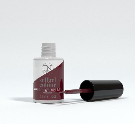 Flacon PN Selfgel Vernis Semi-Permanent, N11 Burgundy Bliss. Pinceau à côté. Bouchon noir, flacon blanc et bordeaux.
