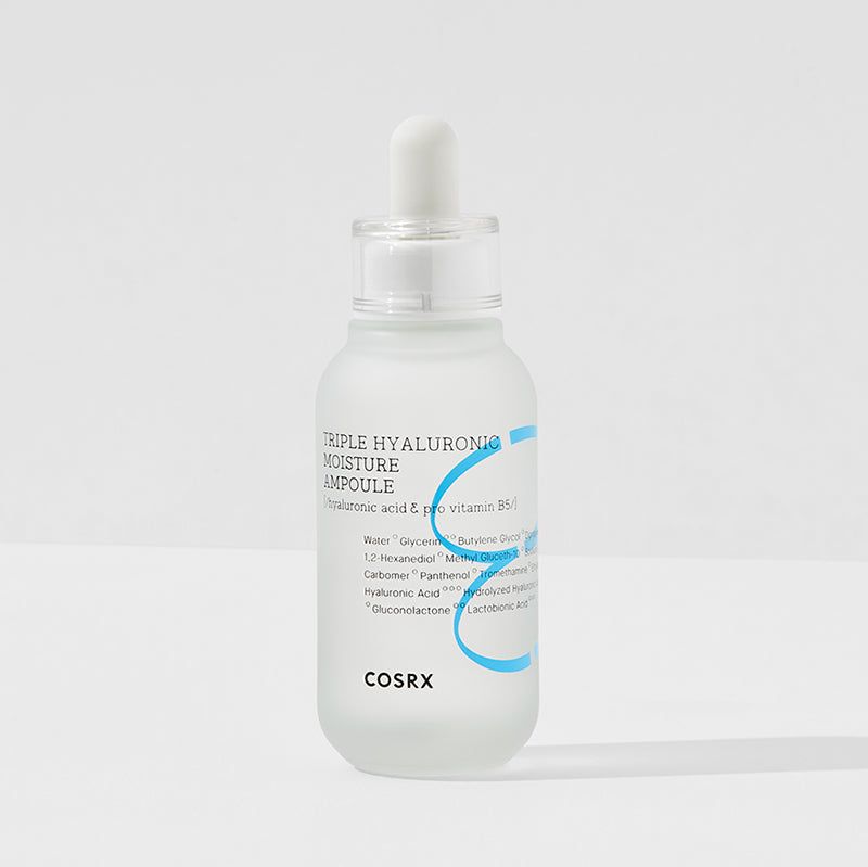 Transparante ampul met pipet. Opschrift: Triple Hyaluronic Moisture Ampoule, COSRX. Op matte achtergrond.