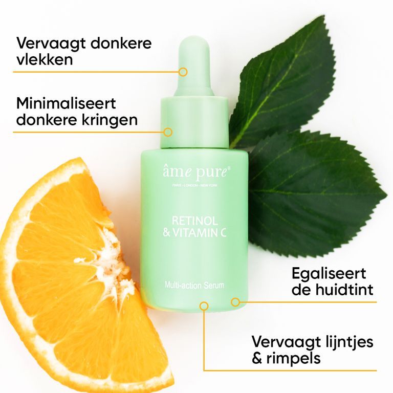 Een vrouw met een flesje âme pure Retinol & Vitamine C serum, met een dierproefvrij keurmerk.