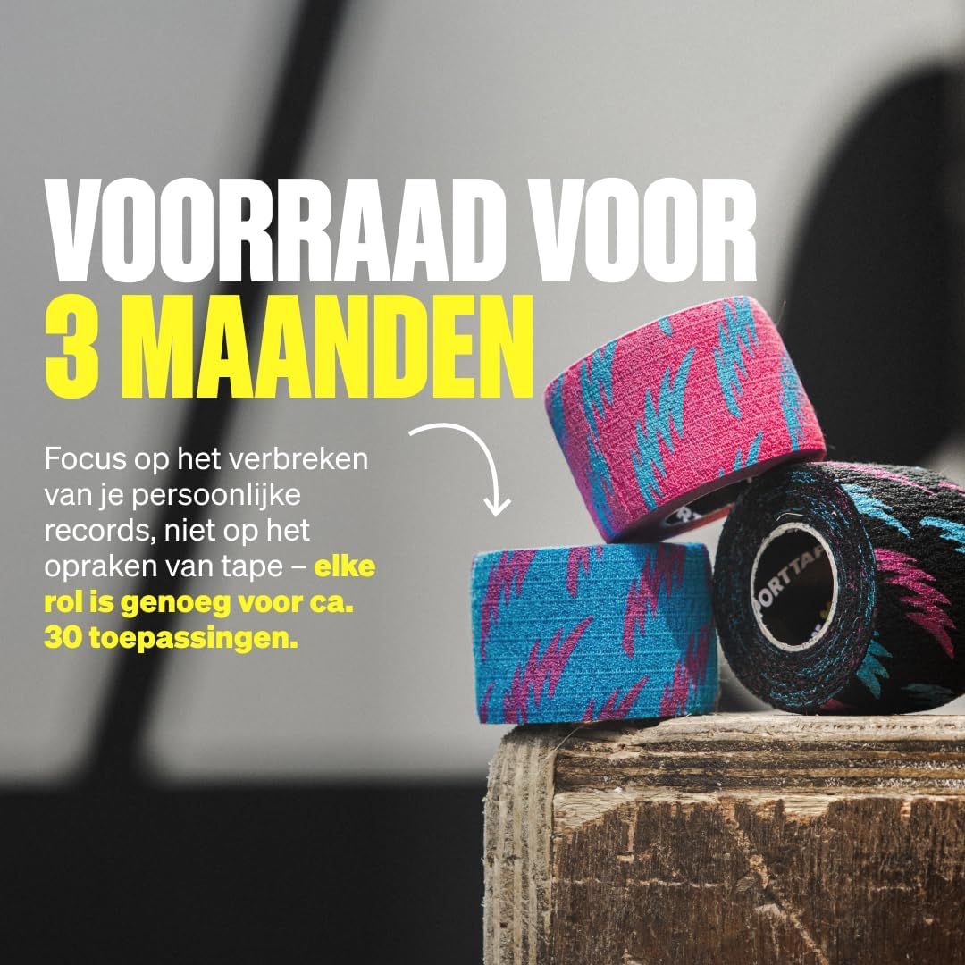 Drie rollen sporttape met roze en blauwe zigzag patronen. Eén rol heeft zichtbare tekst.