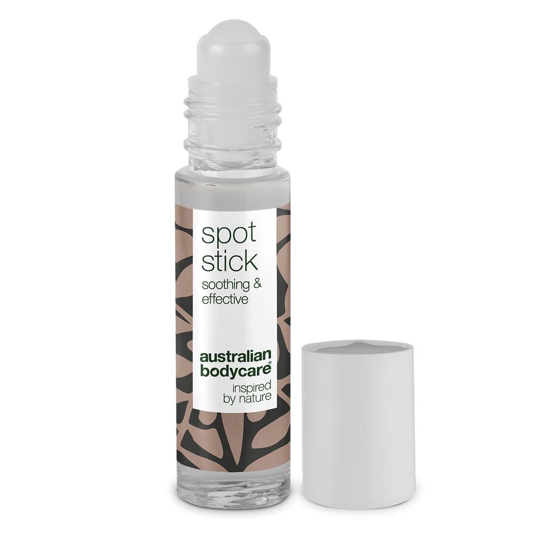 Flacon roll-on transparent avec bouchon blanc. Inscription : Spot Stick, soothing & effective, Australian Bodycare.